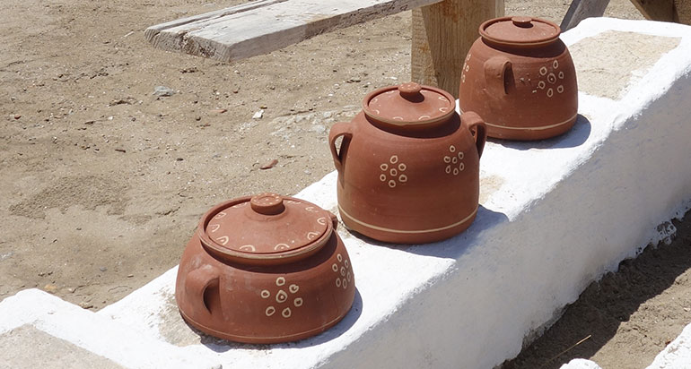 Traditionella keramiska krukor av Sifnos